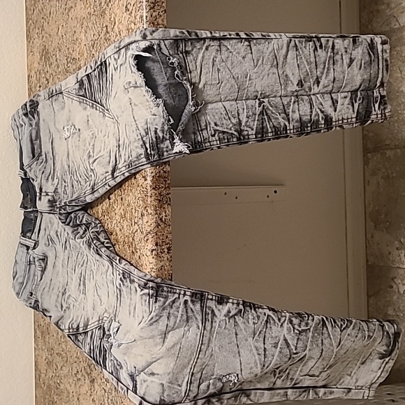 Ripped Skinny Jeans - Picture 4 of 6